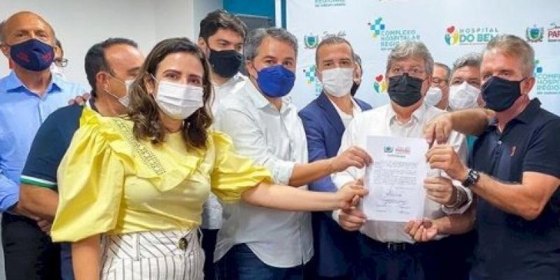 Pollyanna Dutra ao lado do Governador prestigia a entrega da reforma e ampliação do Bloco Cirúrgico do Hospital Regional de Patos
