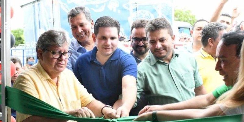 João Azevêdo inaugura Casa da Cidadania e entrega caminhão com baú isotérmico em Santa Teresinha