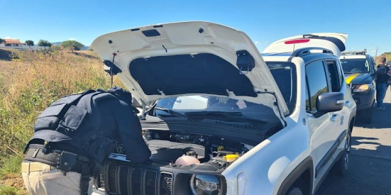 Carro roubado é recuperado pela Polícia Rodoviária Federal no município de Uiraúna