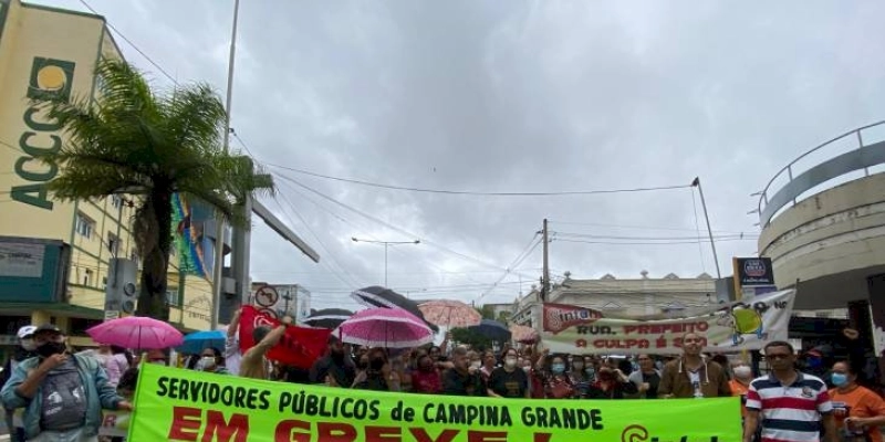 Enquanto há muito Forró, Servidores Municipais em greve há 30 dias realizam ato público, e clamam por reajuste salarial em Campina Grande 