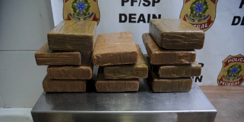 PF detém passageiros por tráfico de drogas e uso de documento falso, falsa identidade e por tentativa de envio de criança ao exterior de forma ilegal