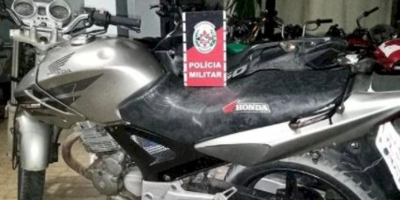 Polícia realiza apreensão de motocicleta com placa clonada 