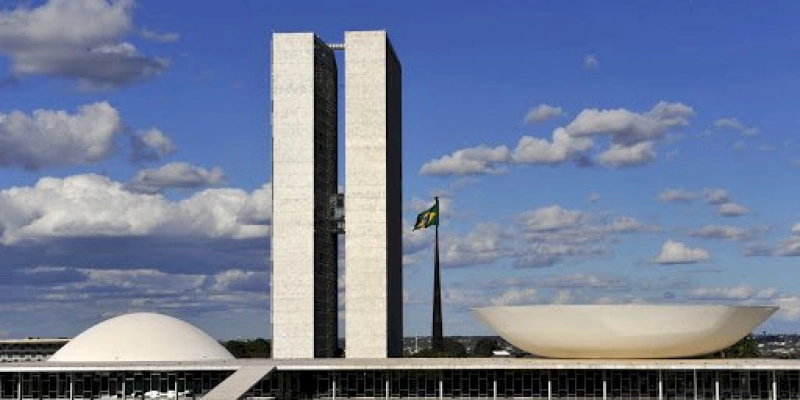 Câmara aprova texto-base do projeto de privatização dos Correios