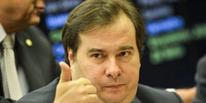Maia defende debate sobre redução de salário de servidores federais