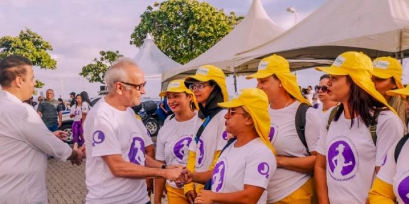 Prefeito participa de caminhada pelo Dia da Mulher e divulga arrecadação de absorventes