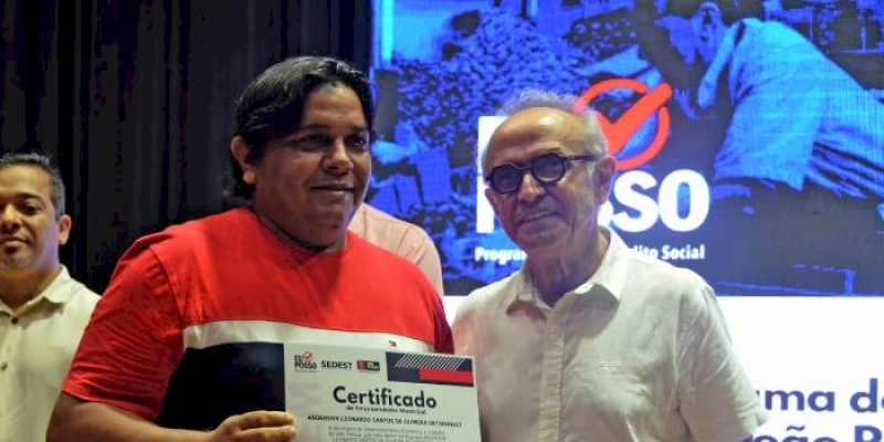 Prefeito entrega certificado e crédito para 474 microempreendedores da Capital