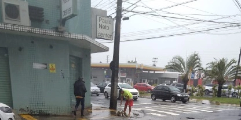Chuvas continuam na Capital e Semob monitora trânsito e transporte para evitar caos