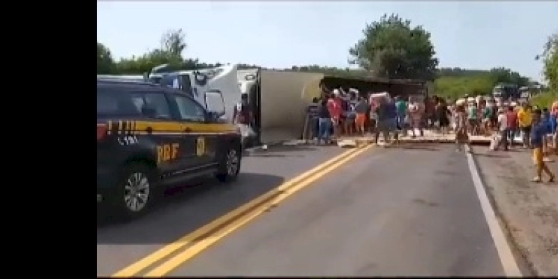 Carreta carregada de frangos tomba na BR-116, próximo a Cachoeira dos Índios