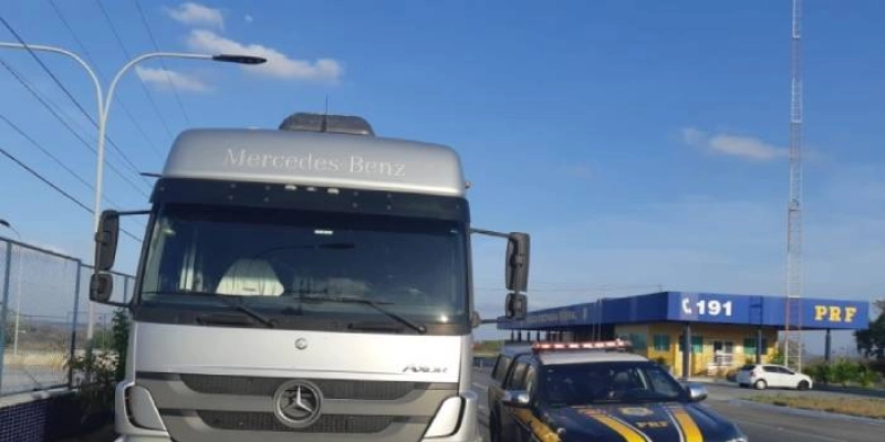 Carreta roubada avaliada em mais de R$ 200 mil é recuperada em menos de 24 horas pela PRF na PB