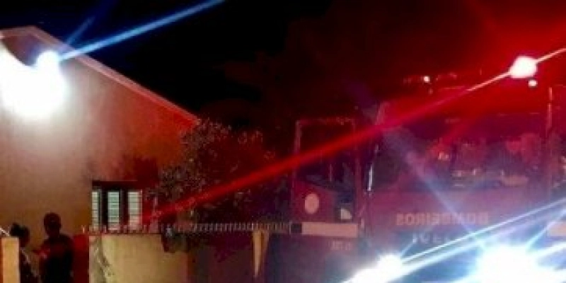 Mulher aciona o Corpo de Bombeiros para conter incêndio provocado pelo próprio companheiro 