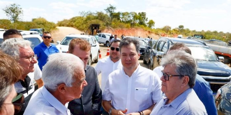 Em Cajazeiras, Azevêdo visita Caravana da Rede Cuidar e inspeciona obras da PB-394