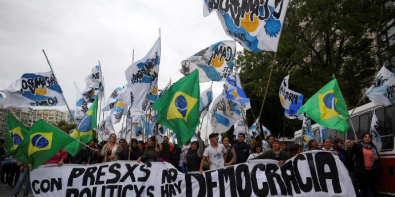 Centenas fazem ato pró-Lula na Argentina