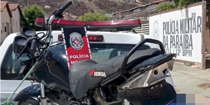Moto que havia sido roubada á alguns dias é recuperada pela polícia militar, no sertão da PB