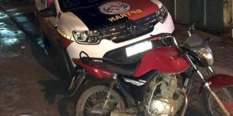 Polícia apreende motocicleta roubada que circulava com identificação clone
