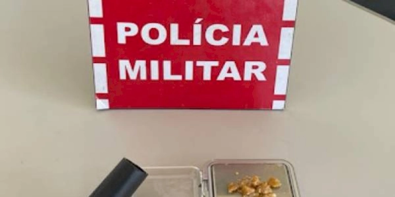 Mulher é flagrada com crack durante abordagem da Polícia Militar, no Sertão