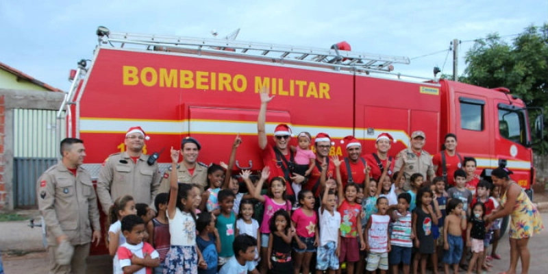 EM SOUSA - Bombeiros Militares do 6º BBM entregam brinquedos a crianças carentes