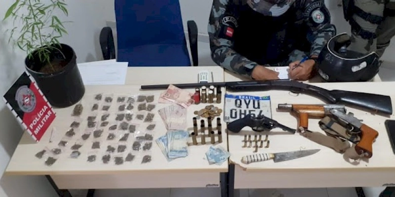 Polícia Militar cumpre mandado de prisão, apreende armas, drogas e recupera motocicleta roubada