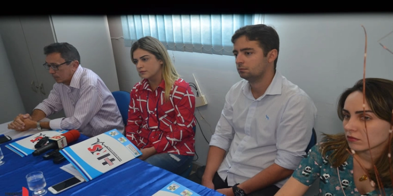 Direção do Hospital Regional de Sousa esclarece “tudo” sobre casos de dengue, transferências e denúncias do Materno Infantil em coletiva; Assista