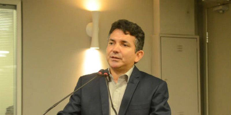 Assembleia concede cidadania paraibana aos jornalistas Suetoni Souto Maior e Beth Menezes