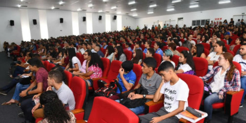 Aula Inaugural do curso preparatório do programa Gira Mundo tem participação de 3 mil estudantes