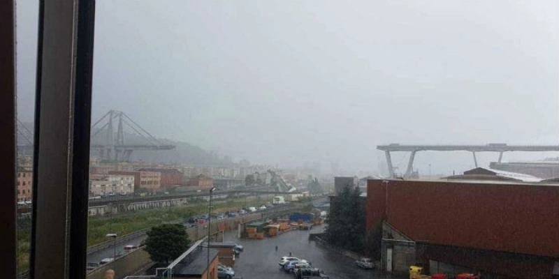 Enorme viaduto desaba na Itália; Há pessoas e carros sob os escombros; Veja