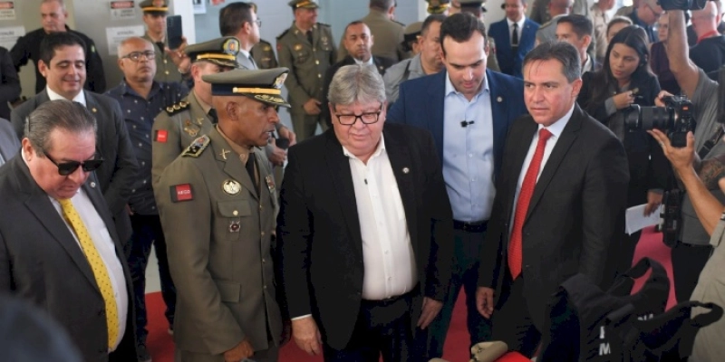 João Azevêdo entrega novos equipamentos e armamentos em solenidade alusiva ao aniversário de 192 anos da Polícia Militar