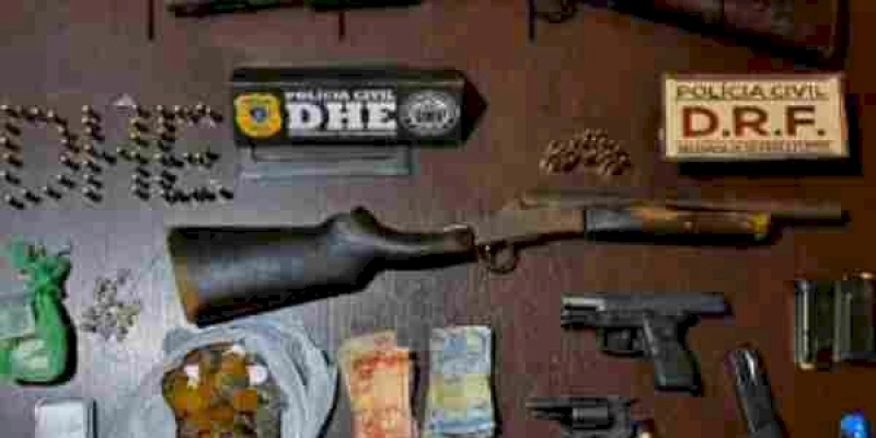Ação da DHE e DRF prende grupo ligado a uma facção criminosa e apreende várias armas, no Sertão