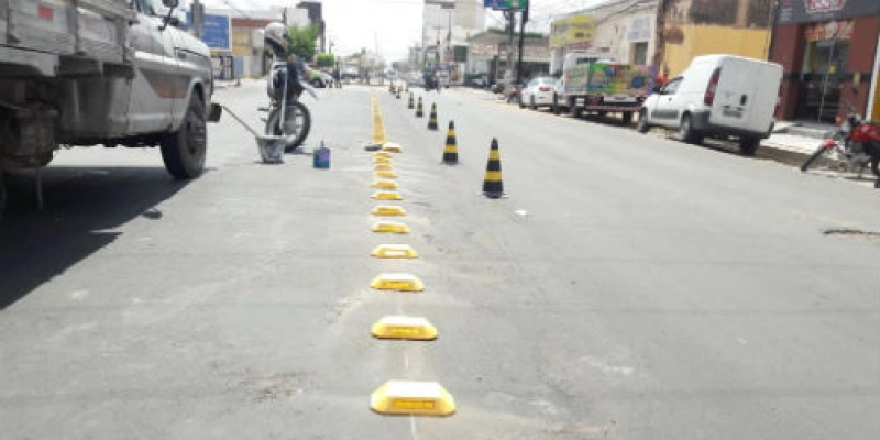 Prefeitura de Sousa inicia serviço de colocação de postes e construção de canteiros em avenidas