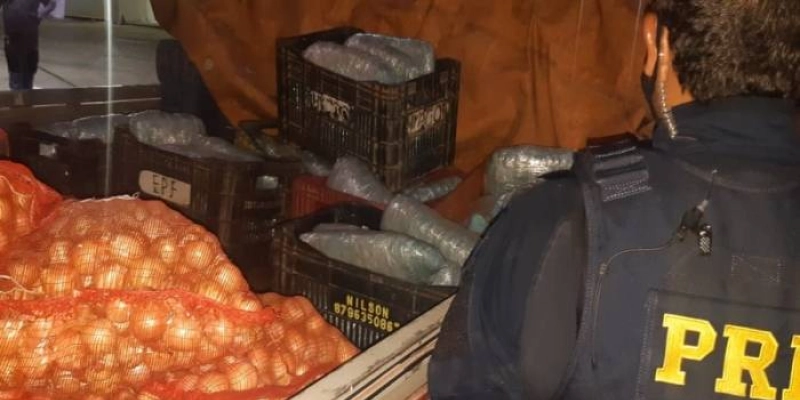 PRF na Paraíba apreende 50kg de maconha escondida em fundo falso de caminhão carregado de cebola