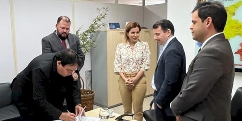 PGJ e prefeito de Serra Branca assinam acordo para encerramento de lixão