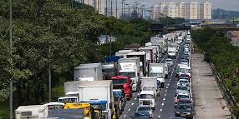 Ameaça de greve de caminhoneiros não prejudica trânsito em Rodovias
