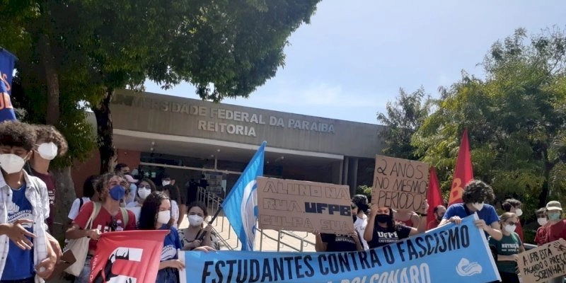 Reitor discute com estudante durante protesto na UFPB: "Lamentável que você tenha passado para o curso de direito"