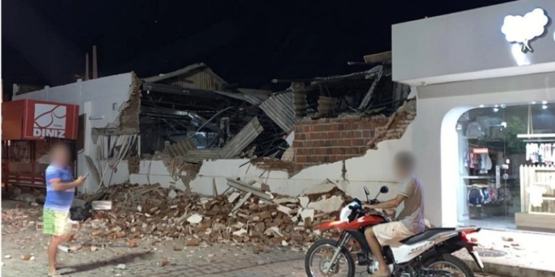 Bando fortemente armado invade cidade do Sertão e detona agências bancárias