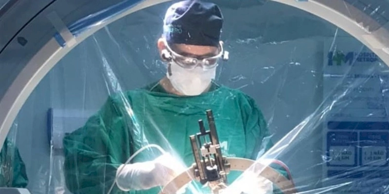 Hospital Metropolitano oferece atendimento a pacientes com Parkinson e realiza cirurgias