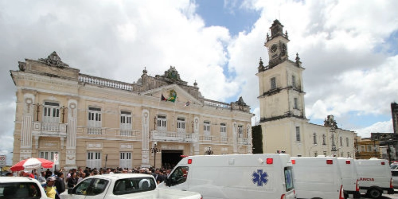 João Azevêdo entrega ambulâncias e anuncia investimentos para rede hospitalar