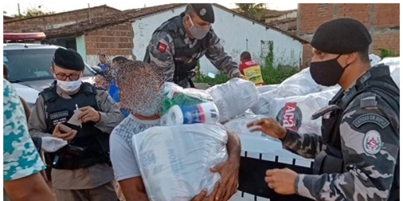 Policiais militares distribuem alimentos arrecadados pelo Comitê Estadual Contra a Fome