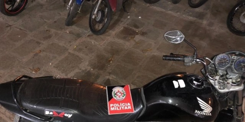 Motocicleta roubada é recuperada pela polícia militar, durante operação no sertão 
