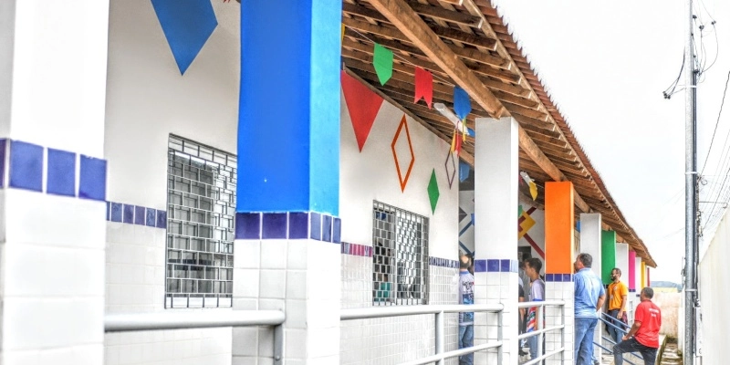 Governador entrega reforma de escola em Sertãozinho e inspeciona obras da travessia urbana de Pirpirituba