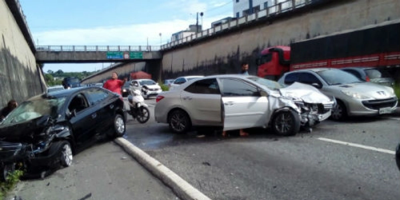 Motorista embriagado perde o controle do veículo, invade sentido ao contrário e se envolve em acidente na BR-230