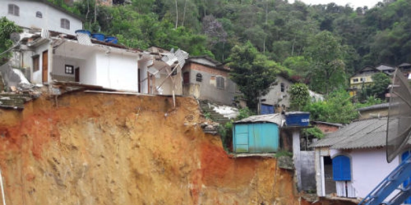 Petrópolis libera acesso à comunidade e colégio, após deslizamento