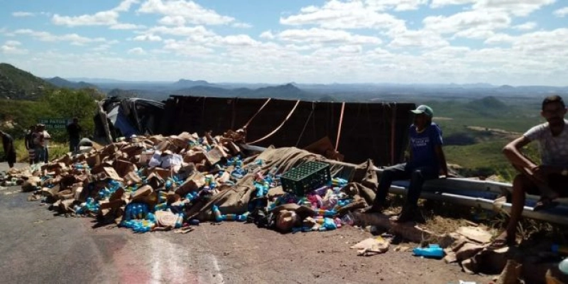 Caminhão carregado de água sanitária tomba na Serra de Teixeira
