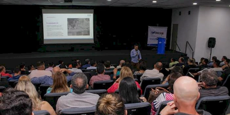 Educacreci com Paulo Toledo lota auditório e termina com sorteio de brindes