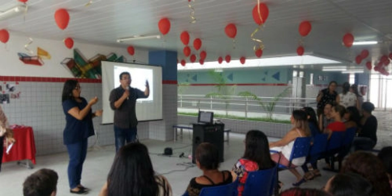 Alunos da Escola Bilíngue realizam chá da tarde para homenagear as mães