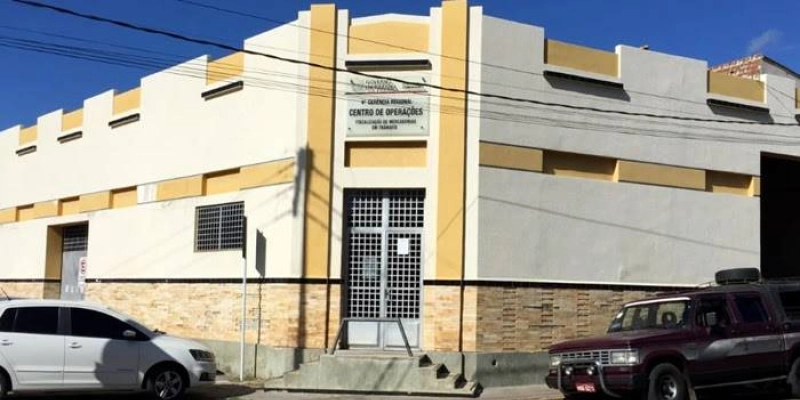 Sefaz apreende mercadorias em caminhão baú com notas irregulares em Patos