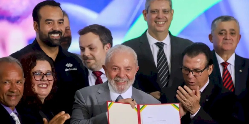 Lula assina projeto que regula atividade de motoristas de aplicativo