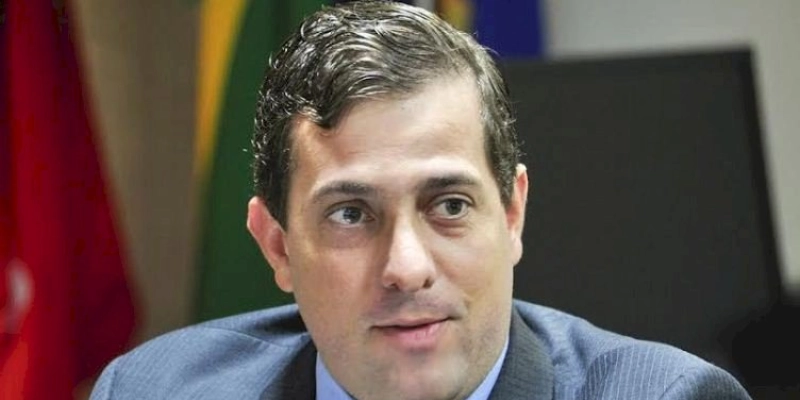Gervásio vota contra projeto que autoriza privatização dos Correios