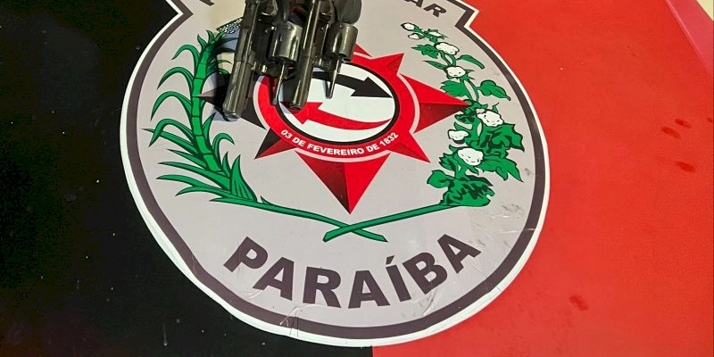 Dois homens armados com revólveres suspeitos de roubarem mulher, são presos pela polícia militar na Paraíba 