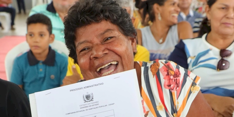 João Azevêdo entrega escrituras de casas a mais 300 famílias de Rio Tinto e garante dignidade e segurança jurídica 