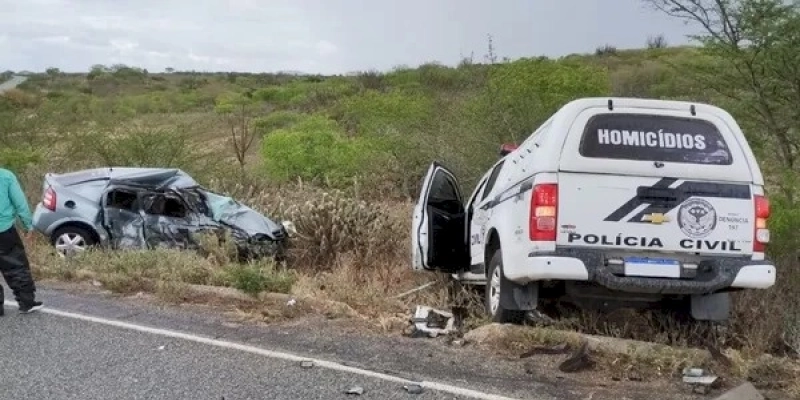 Enfermeira e policial ficam feridos após carro bater em viatura na PB-133