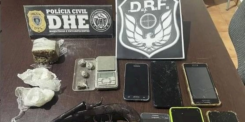 DHE e DRF cumprem mandados e apreendem drogas e armas no Sertão da Paraíba